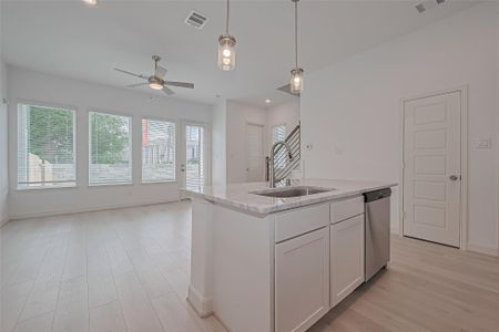 New construction Single-Family house 1609 Regents Ct, Houston, TX 77055 - image 9