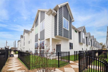 New construction Single-Family house 1602 W Tidwell Rd, Houston, TX 77091 - photo 0