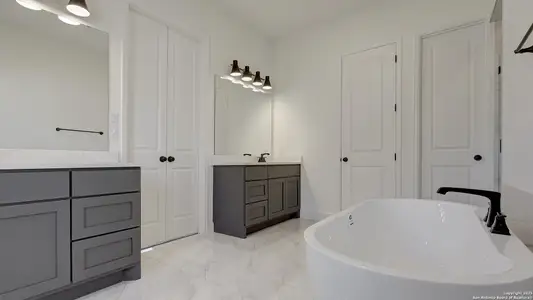 New construction Single-Family house 129 Brown Swiss Rdg, Boerne, TX 78006 plan 2373H - image 12