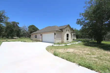 New construction Single-Family house 193 Oak Fields Dr, Floresville, TX 78114 - image
