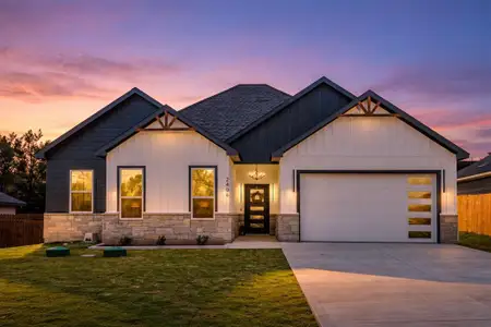 New construction Single-Family house 2406 Beverly Dr, Granbury, TX 76048 - image