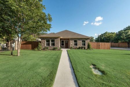 Ranch-style house with a front yard