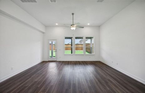 Airy gathering room*real home pictured