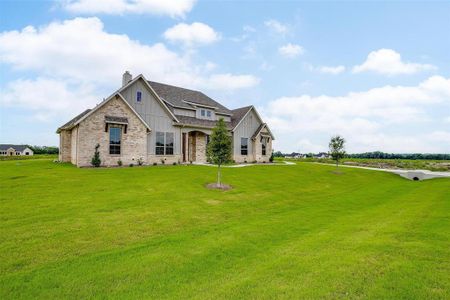 View of front of property featuring a front yard