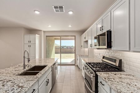 New construction Single-Family house 17421 Las Palmaritas Dr, Waddell, AZ 85355 plan Granite Vista Avanti - Plan 1576 - image 6