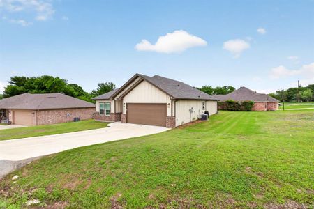New construction Single-Family house 1311 E Apache Trl, Granbury, TX 76048 - image