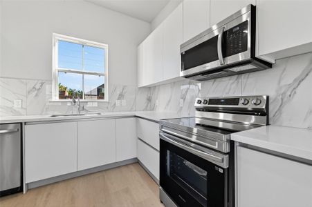 New construction Single-Family house 6702 Metro Blvd, Unit 8, Houston, TX 77083 - image 8