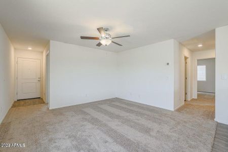 LARGE FAMILY ROOM