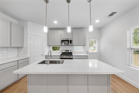 New construction Single-Family house 1220 E 33Rd St, Houston, TX 77022 - image 8