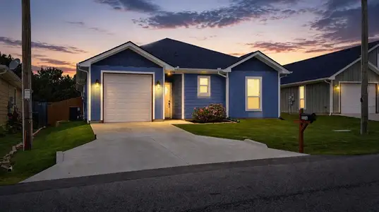 New construction Single-Family house 2316 Creekview Dr, Granbury, TX 76048 - image
