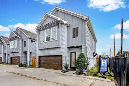 New construction Single-Family house 7510 Sandle St, Houston, TX 77088 - photo 0