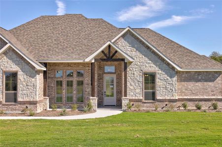 View of front of property featuring a front yard