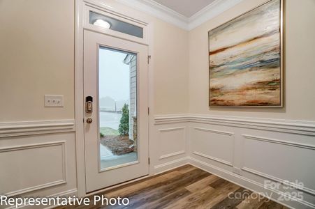 Foyer w. Tray Ceiling