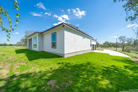 New construction Single-Family house 254 Firewheel Lp, Floresville, TX 78114 - image