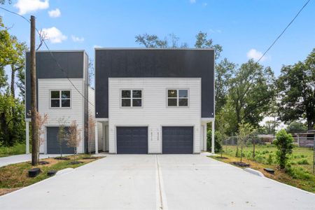 New construction Townhouse house 8310 Prairie View Dr, Houston, TX 77088 - photo 0