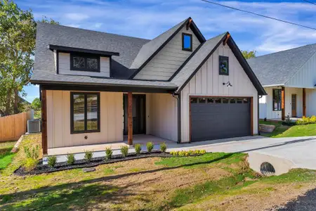 New construction Single-Family house 1012 Mustang Trl, Granbury, TX 76049 - image