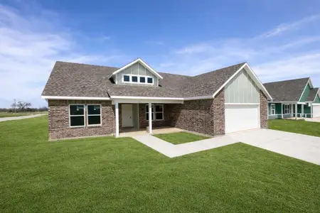 New construction Single-Family house 613 Crockett Dr, Cleburne, TX 76033 - image