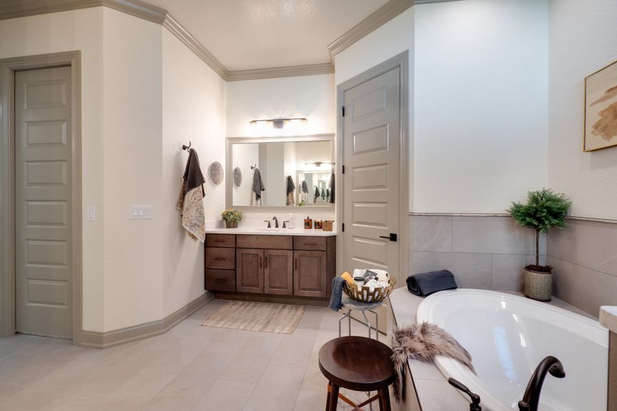 A showcase of a new construction home by Ernie White Construction, highlighting their design and quality (Image 16).