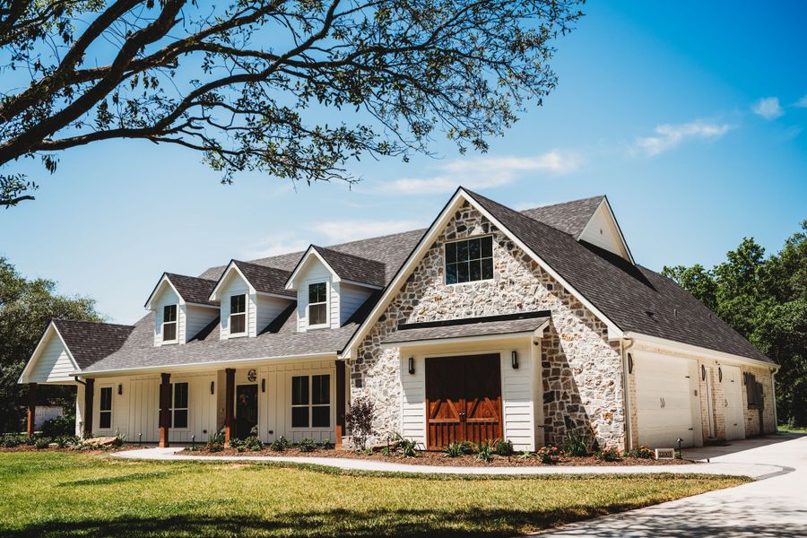 A showcase of a new construction home by Heritage Custom Home, highlighting their design and quality (Image 21).