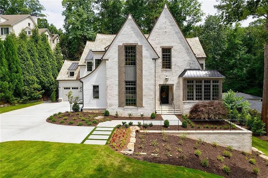 A showcase of a new construction home by Longo Custom Builders, highlighting their design and quality (Image 3).