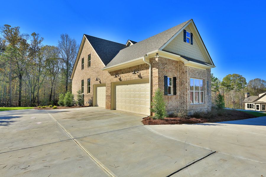 A showcase of a new construction home by Dustin Shaw Homes, highlighting their design and quality (Image 18).