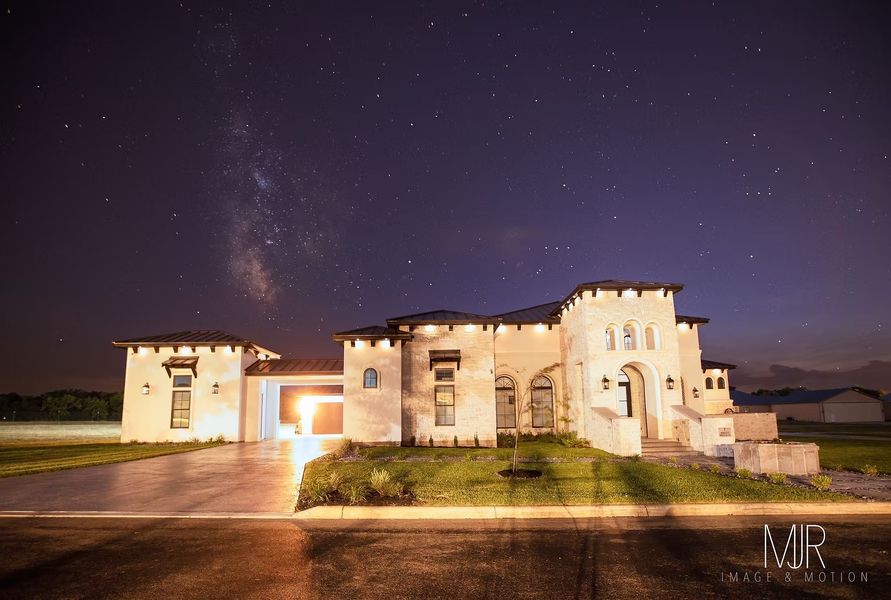 A showcase of a new construction home by Arantza Homes, highlighting their design and quality (Image 8). A showcase of a new construction home by Arantza Homes, highlighting their design and quality (Image 8).