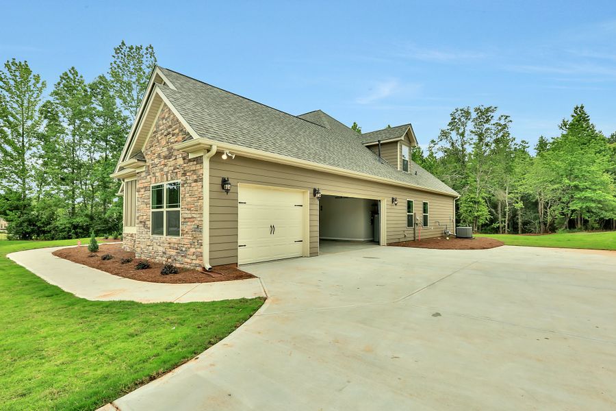 A showcase of a new construction home by Dustin Shaw Homes, highlighting their design and quality (Image 15).