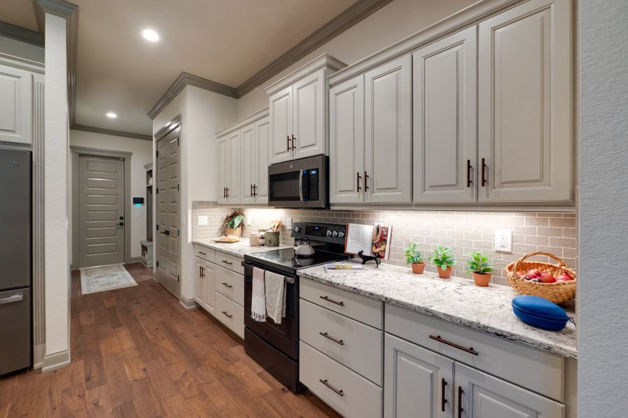 A showcase of a new construction home by Ernie White Construction, highlighting their design and quality (Image 14).