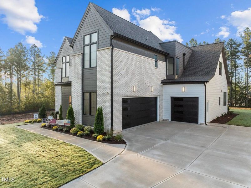 A showcase of a new construction home by Bluestone Builders, highlighting their design and quality (Image 8). A showcase of a new construction home by Bluestone Builders, highlighting their design and quality (Image 8).