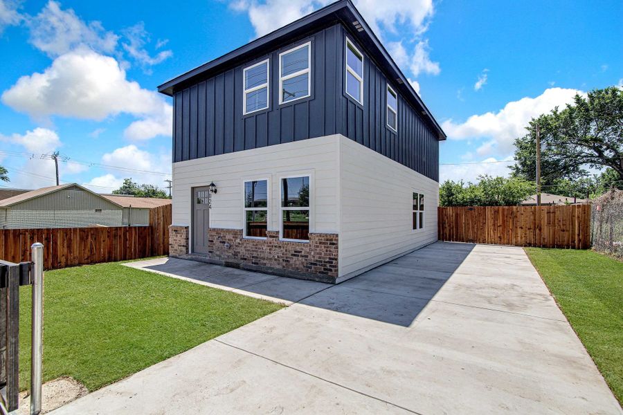 A showcase of a new construction home by NewPad Building Co., highlighting their design and quality (Image 6).