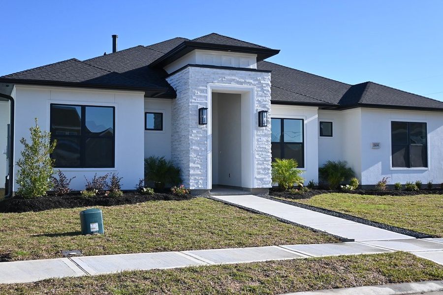 A showcase of a new construction home by Sterling Builders, highlighting their design and quality (Image 3).