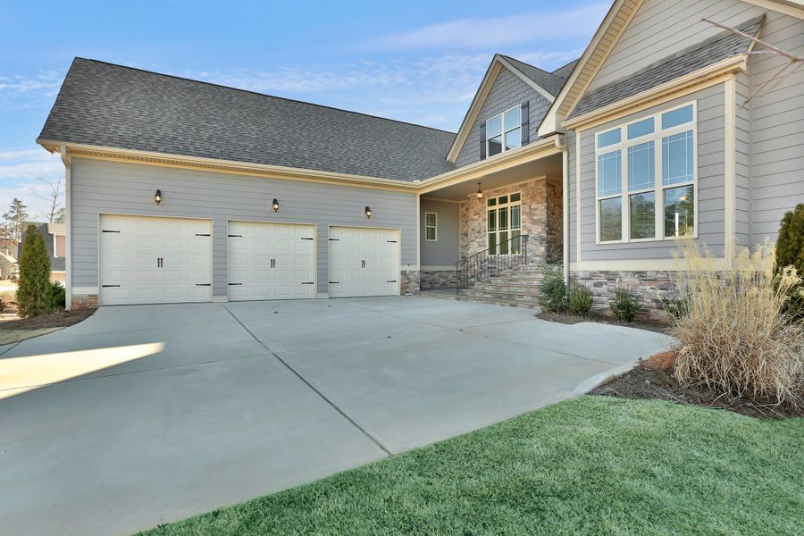 A showcase of a new construction home by Dustin Shaw Homes, highlighting their design and quality (Image 21).