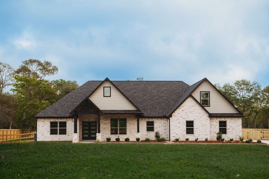 A showcase of a new construction home by Heritage Custom Home, highlighting their design and quality (Image 16).