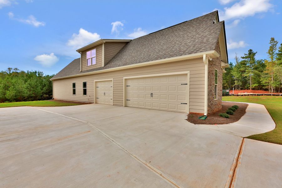 A showcase of a new construction home by Dustin Shaw Homes, highlighting their design and quality (Image 9).