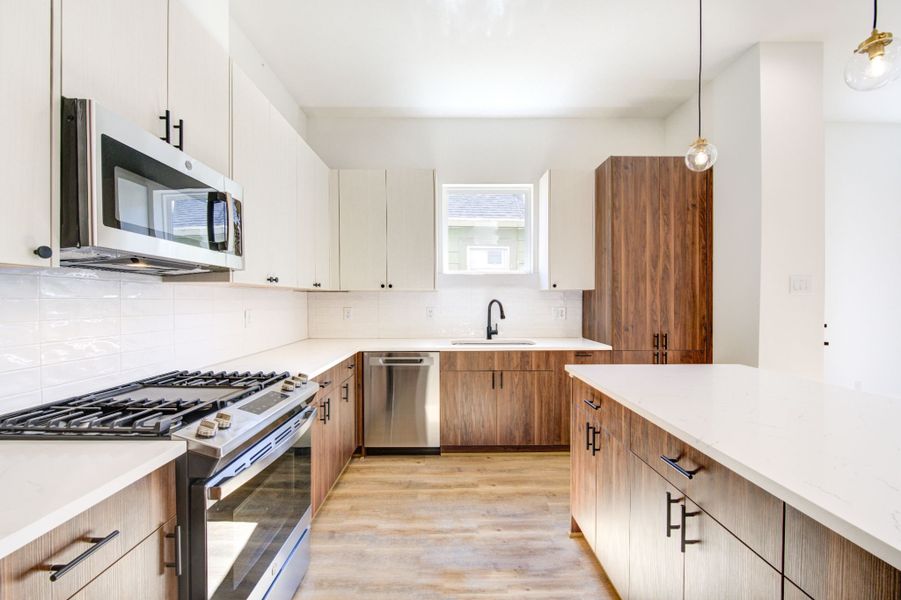 A showcase of a new construction home by Bayou Hawthorn, highlighting their design and quality (Image 12).