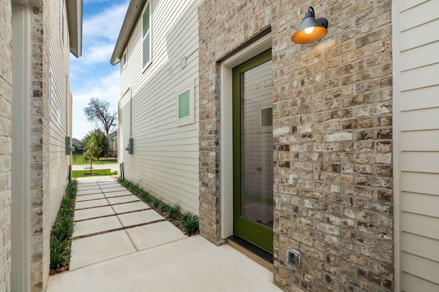 Exterior details of a home in Bertellis Place, Houston (Image 9).