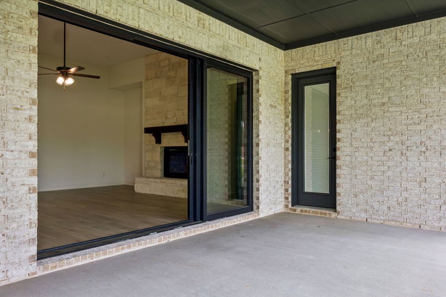 Exterior details of a home in Oak Creek Ranch, Midlothian (Image 4).