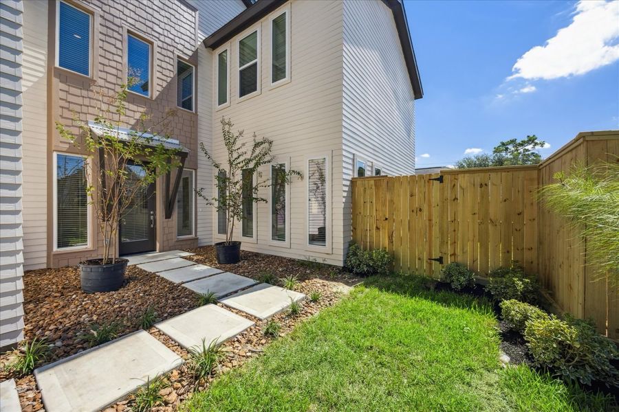 Exterior details of a home in Mansfield Reserve, Houston (Image 11).