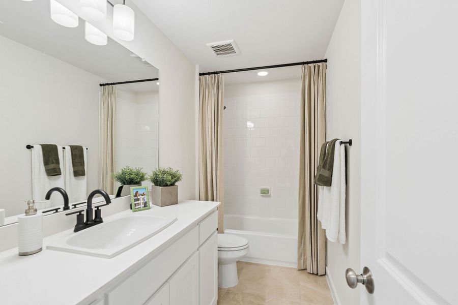 Stylish Secondary Bathroom with Modern Finishes Stylish Secondary Bathroom with Modern Finishes