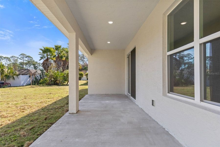 Exterior details of a home in Ocala Waterways, Ocala (Image 3).