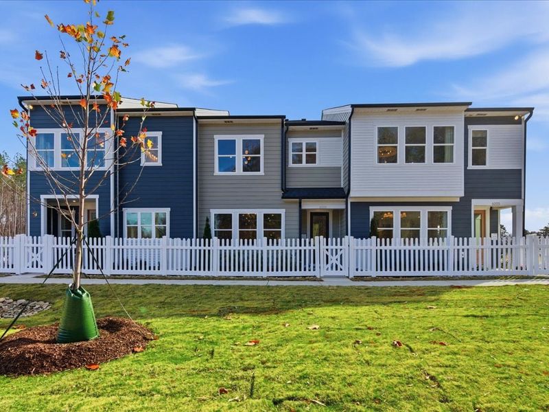 Exterior details of a home in Ellis Townes, Charlotte (Image 3).
