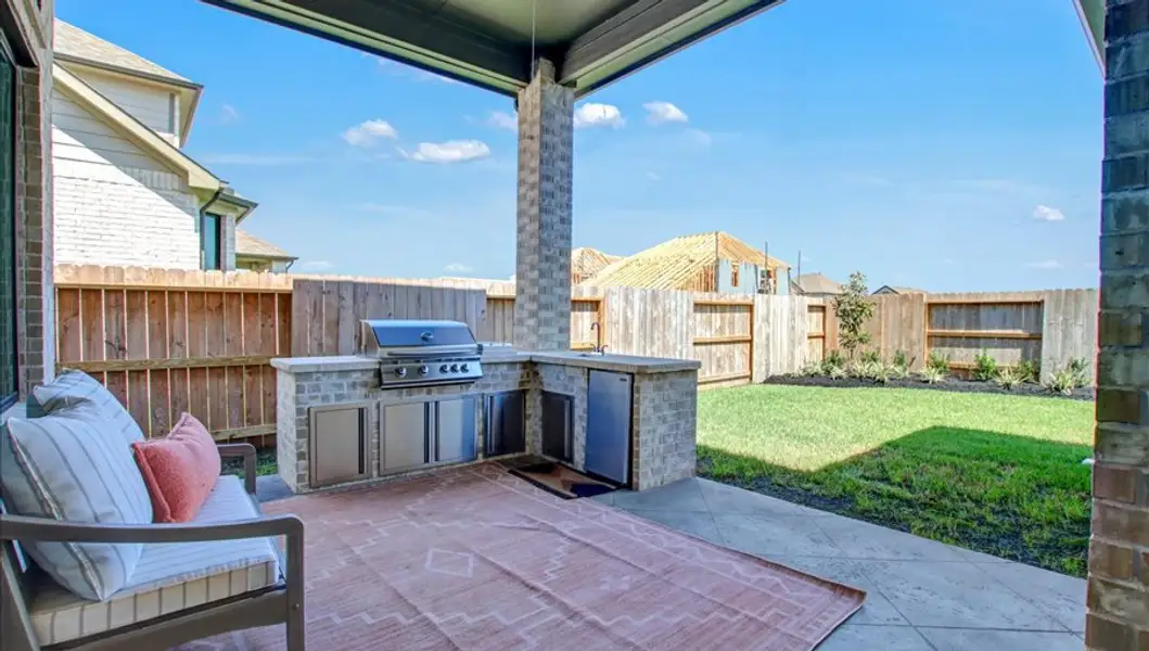 Exterior details of a home in Sunterra 40, Katy (Image 6).