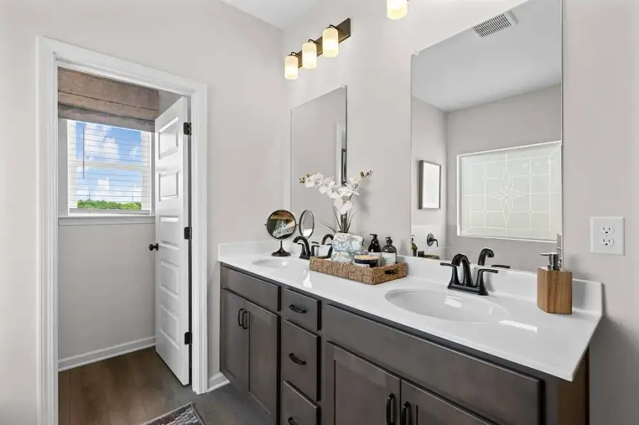 The Buford II Primary Bathroom | Pineworth Landing | Macon, GA