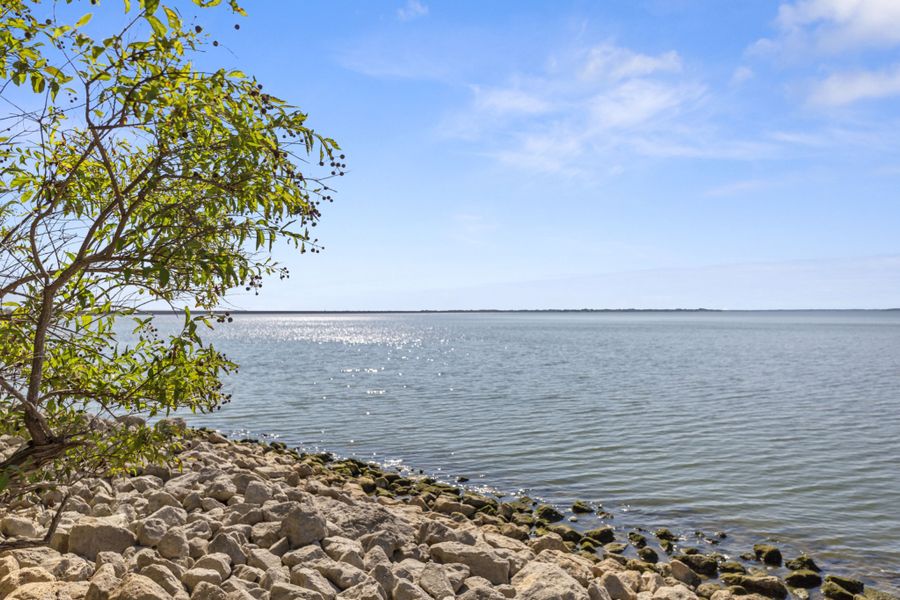 Natural surroundings and green spaces near Lake Breeze in Lavon, TX (Image 24).
