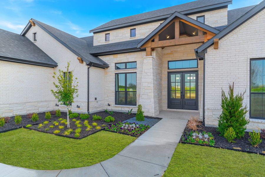 Exterior details of a home in Enchanted Creek, Lucas (Image 4).