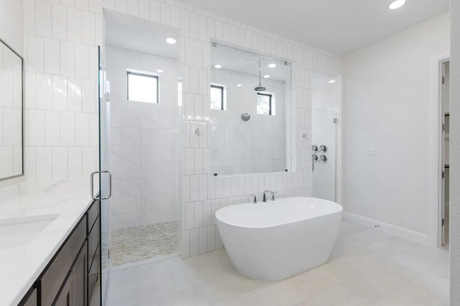 Lynmar II B Primary bath
