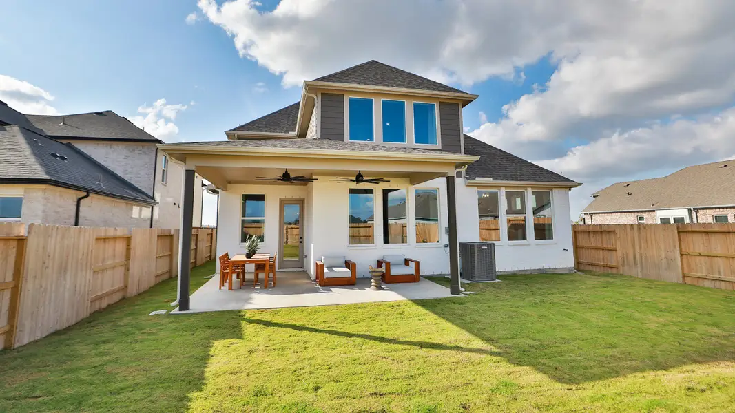 Exterior details of a home in Creekhaven, Iowa Colony (Image 4).