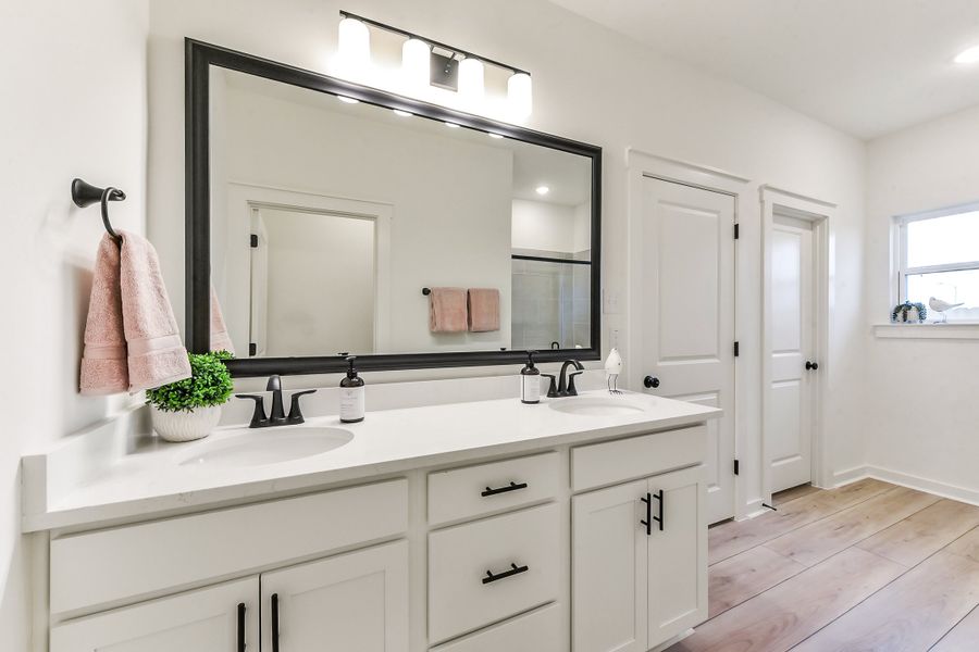 Aldeana  - Rosharon, TX - DSLD Homes - Model Home - Eastover II T - Primary Bath