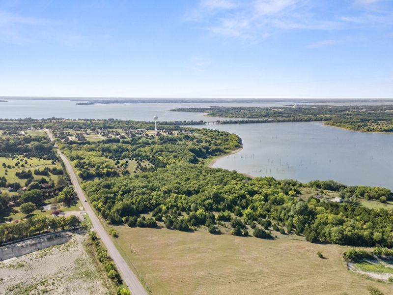 Natural surroundings and green spaces near Lake Breeze in Lavon, TX (Image 28).