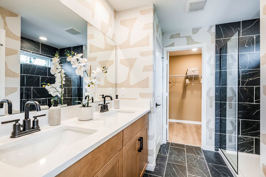 Furnished interior in a model home at Aulin Square in Oviedo (Image 8).